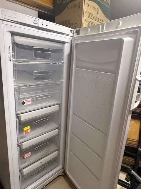 Продавам фризер с 2 шкафчета и 4 чекмеджета