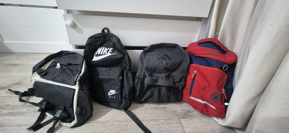 Отдам даром сумки школьные