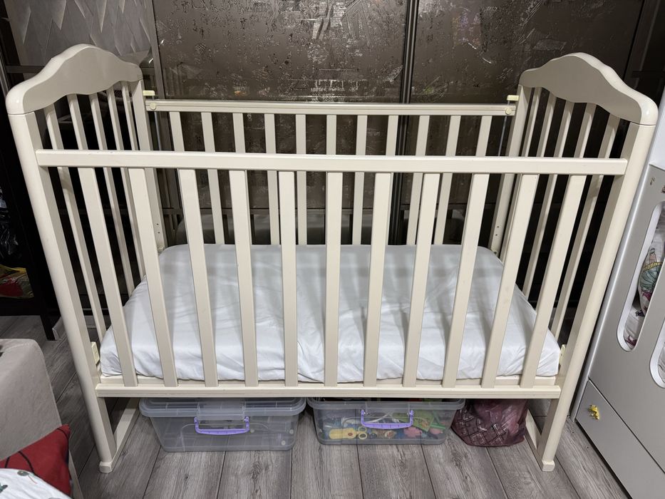 Продам кроватку детскую. С рождения. Цвет слоновая кость. С матрасом.