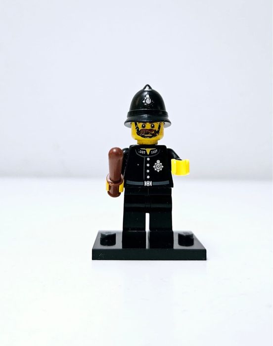 Lego Collectable Minifigures Series 11  71002 - Constable (2013)
