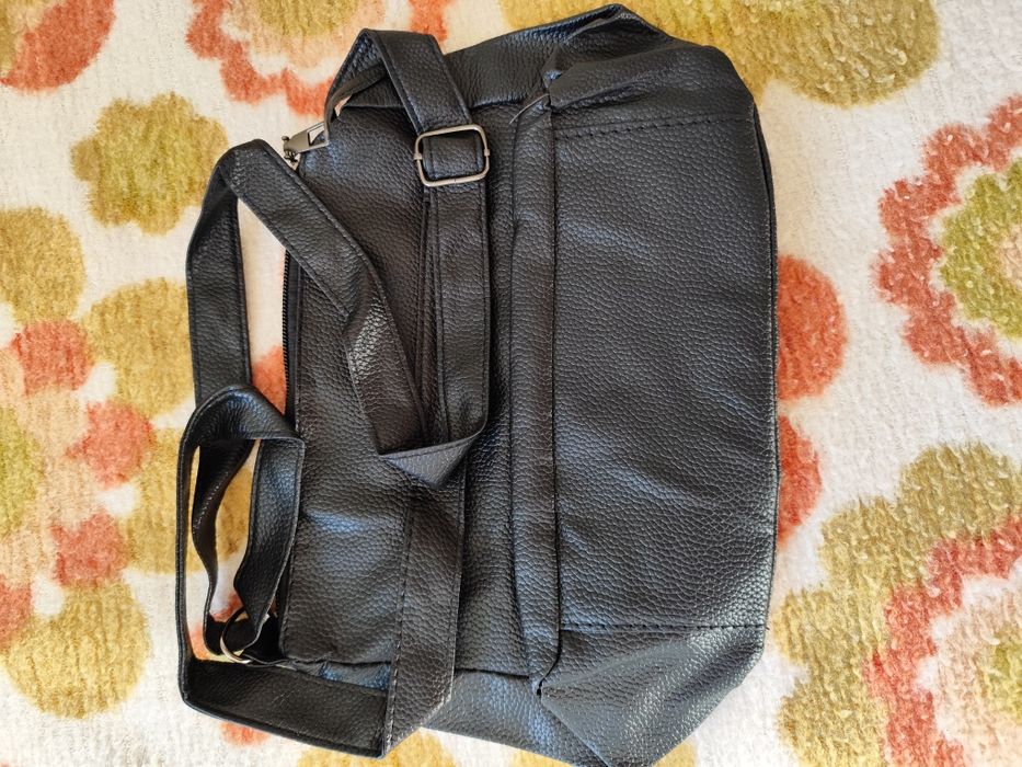 Дамска раница, размер 30 на 30 см.Чисто нова.