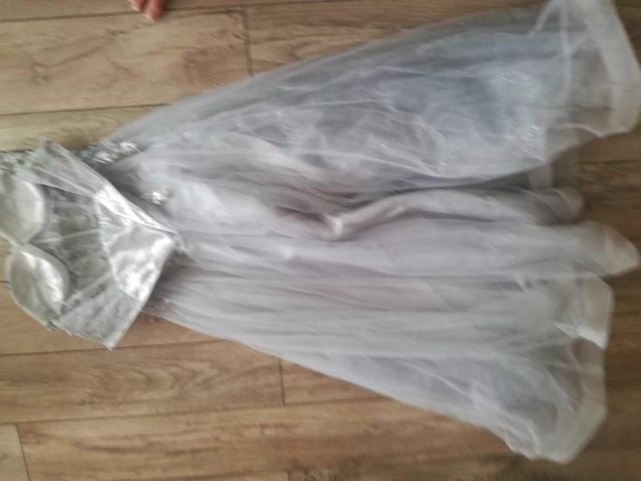 Продавам чисто нова-светло-сива рокля за Абитуриентски бал