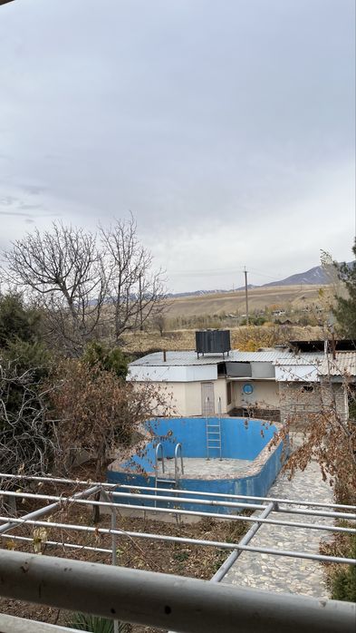 Дача находиться в дачном поселке в горах