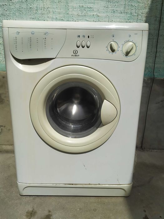 Стиральная машина Indesit продам.