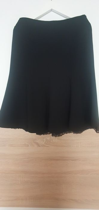 Vand fusta zara neagra, cu dantela