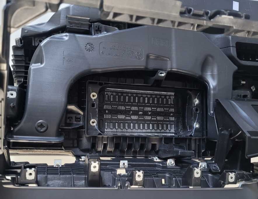 3J1857091 3J1857181 3J1857757 Ново табло VW Passat B9