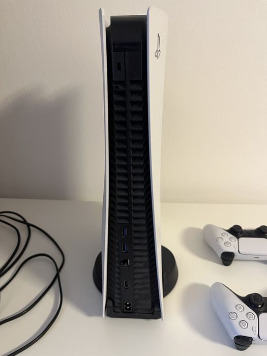 PS5 cu disc + 2 controllere originale + FIFA 23 & GTA 5 – impecabil