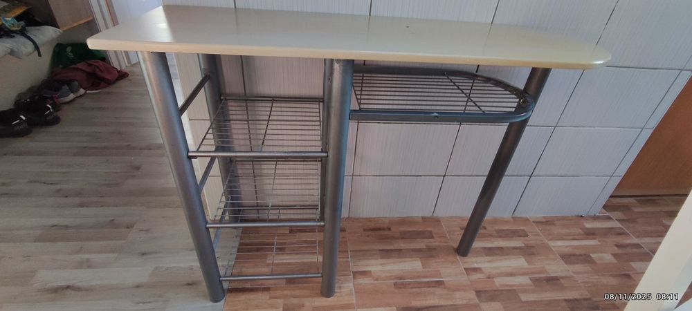 Masa tip bar cu rafturi