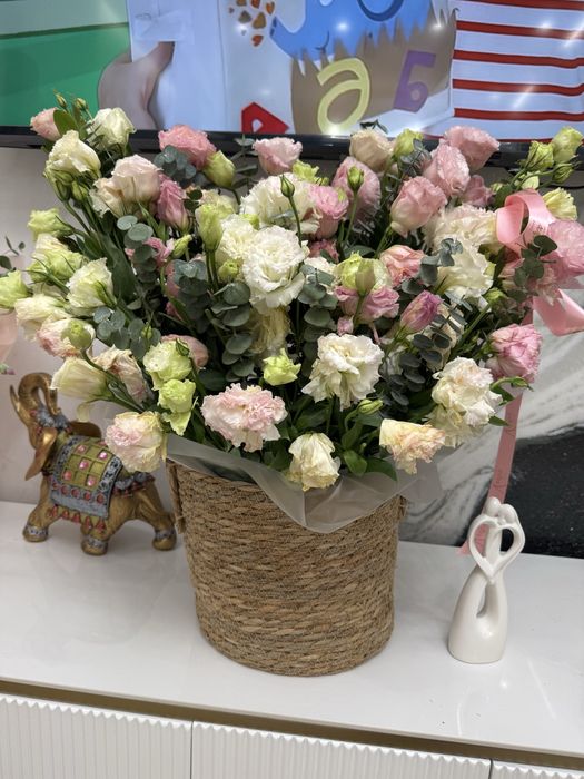 Большой букет в корзине