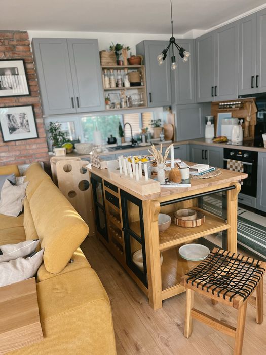 Insula de bucatarie cu usi si compartiment pentru sticle