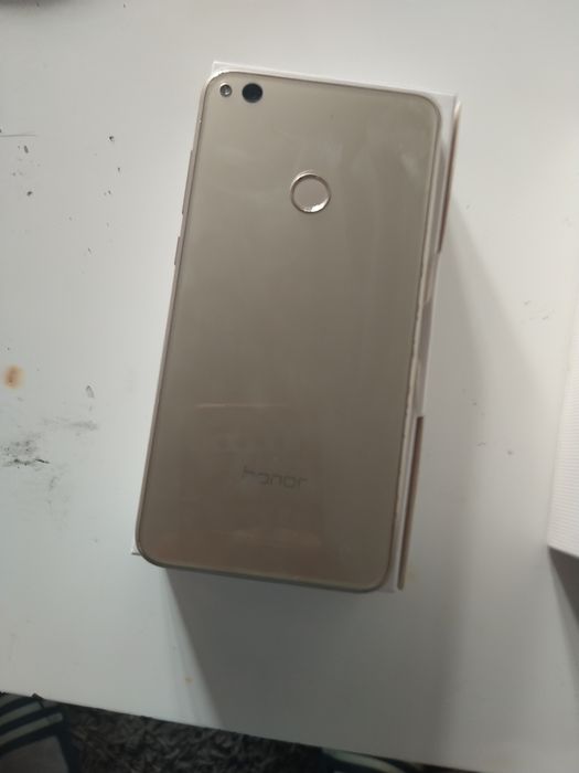 Honor 8 lite работещ трябва му батерия