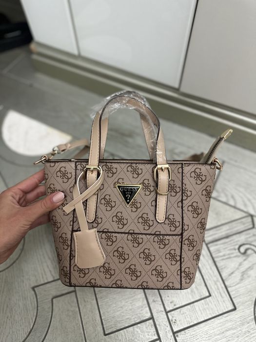 Нови малки дамски чанти Guess