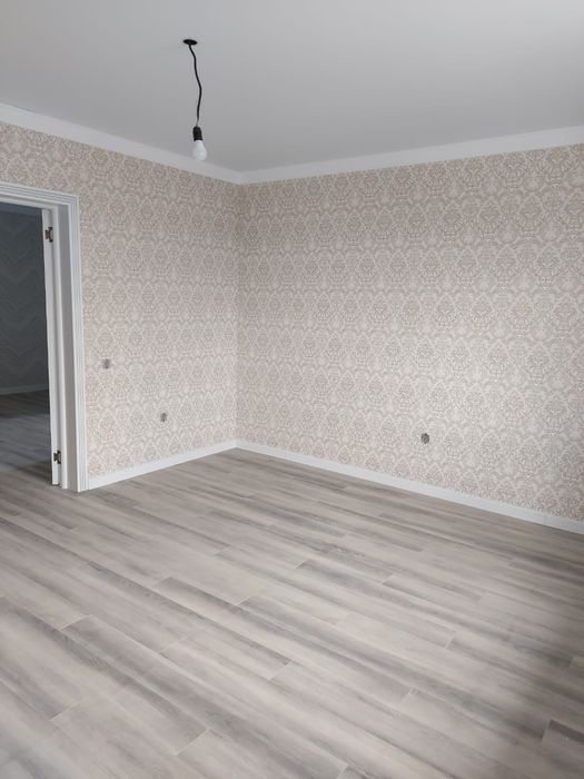 Поклейка обоев и галтелей, покраска стен