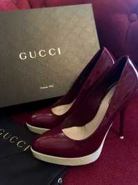 GUCCI Pebbled-rubber patent-leather pumps red