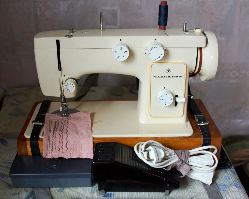 Швейная машинка ЧАЙКА 142м с электроприводом в чемодане
