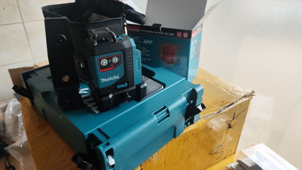 Лазер Makita SK700D + куфар + зарядно + 2хбатерии