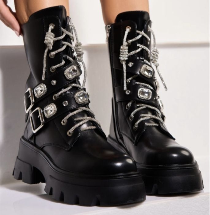 Дамски боти на платформа с бели кристали