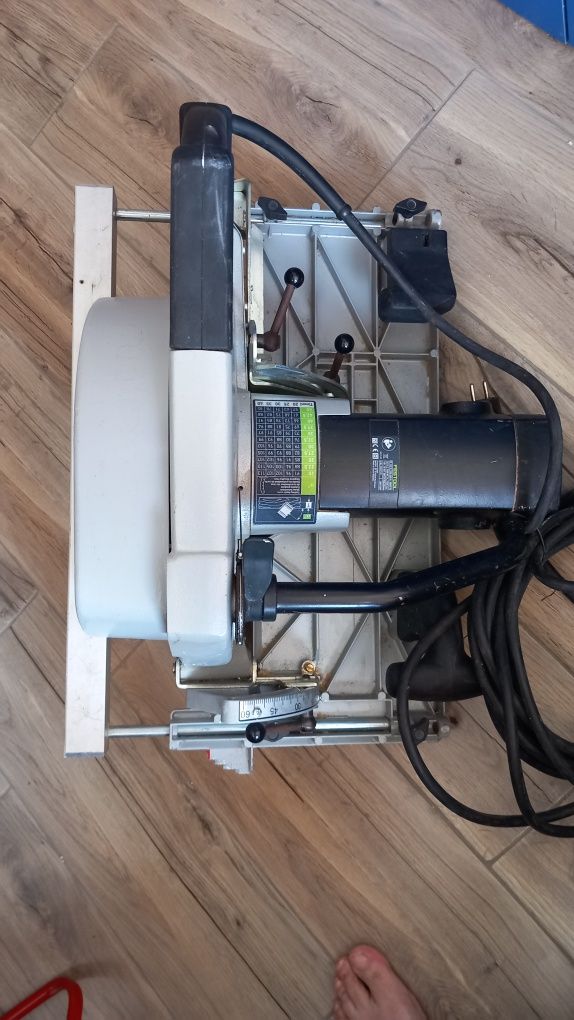 Circular  frezat nuturi rindeluit  FESTOOL HK 132 E  dotat cu  RS HK