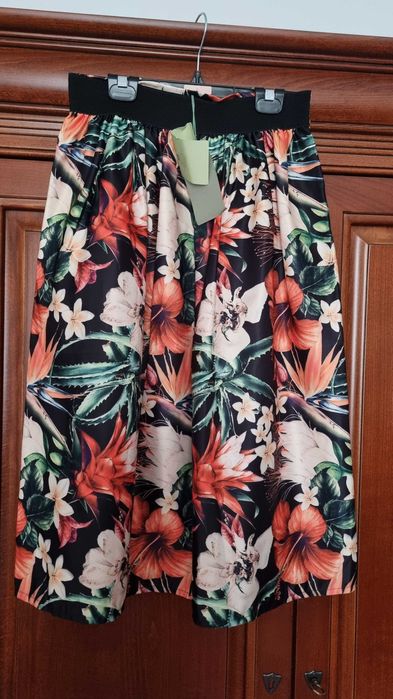 Fusta cu buzunare, material satinat, marimea S/M, nouă