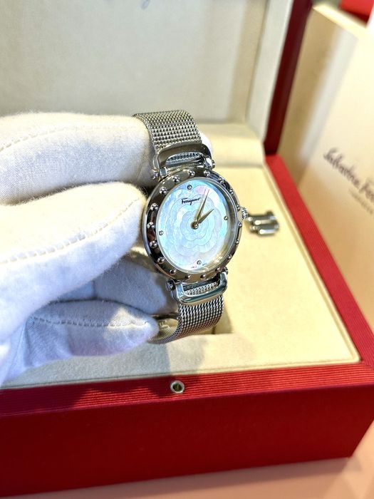 Луксозен дамски часовник  Salvatore Ferragamo НАМАЛЕН