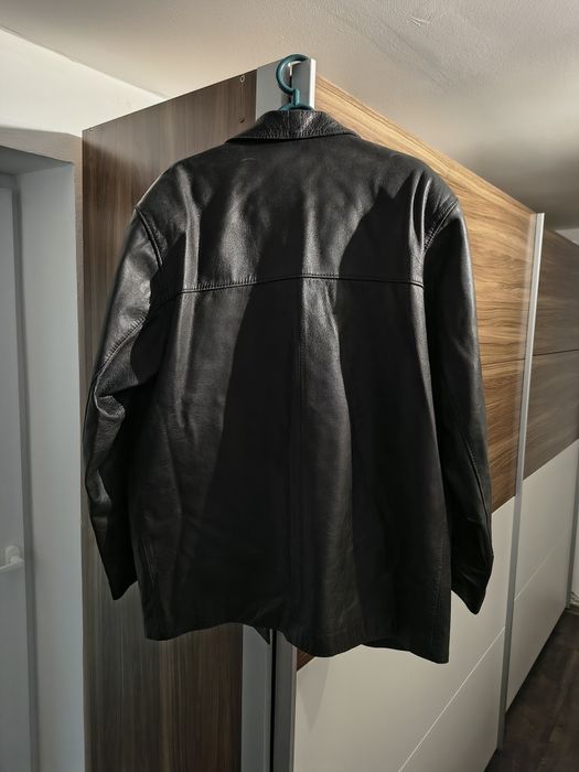 Geacă din piele naturală neagră – stare excelentă, doar 100 lei