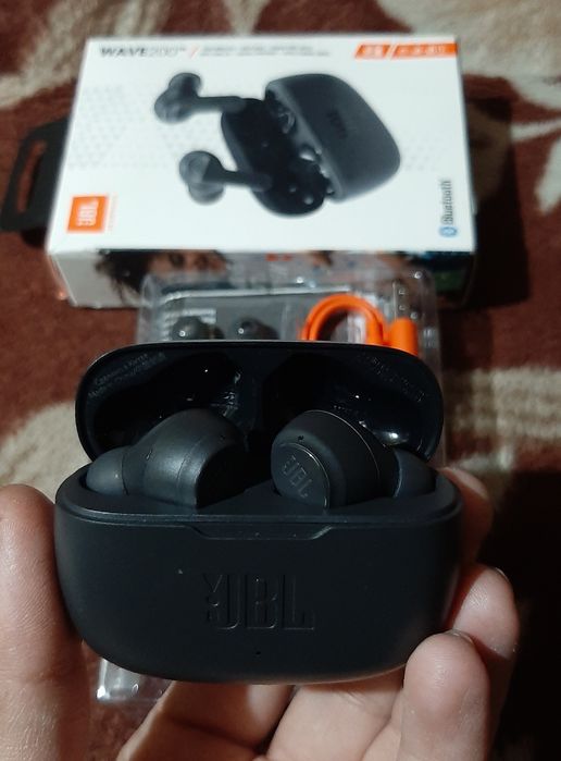 Vând căști jbl wavw 200 originale cu bluetooth wireless în stare bună