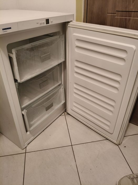 Vândcombină frigorifică cu reglaj temperaturăcu trei sertare