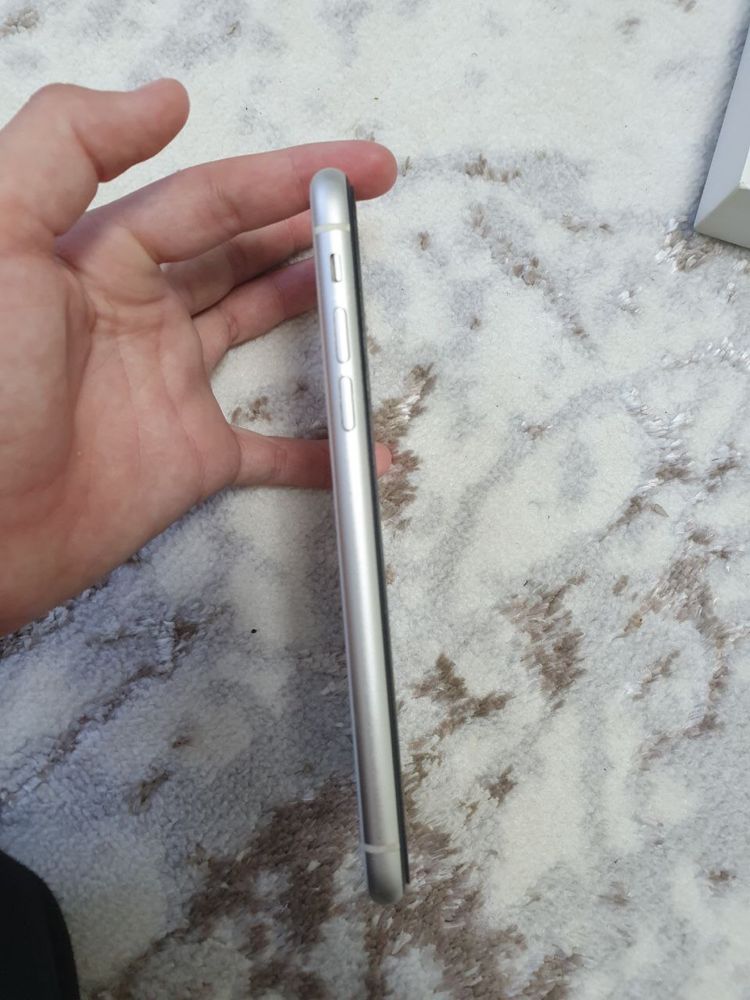 iPhone 11 в отличном состоянии