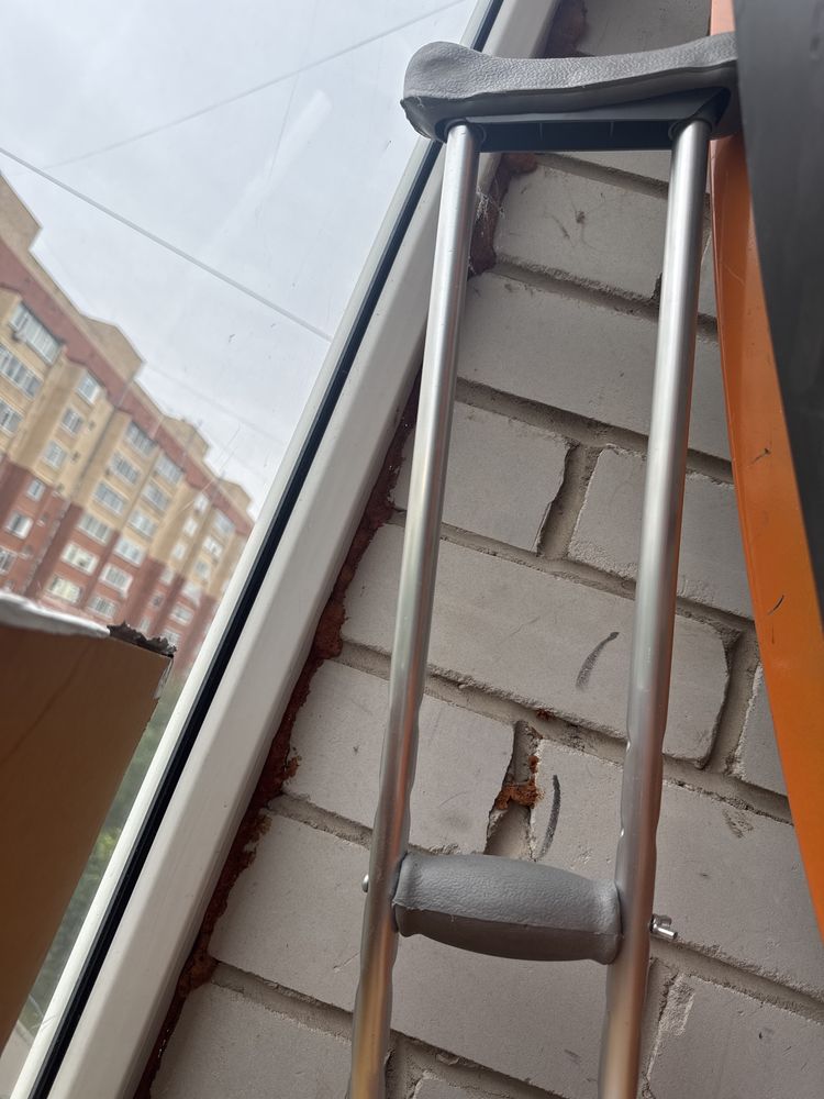 Продам костыль и лангет на ногу