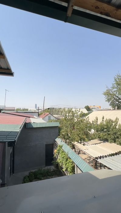 Ayroportdan 2 km uzoqlikda 2.2 sotixli yangi remontli 7 xonali xovli s