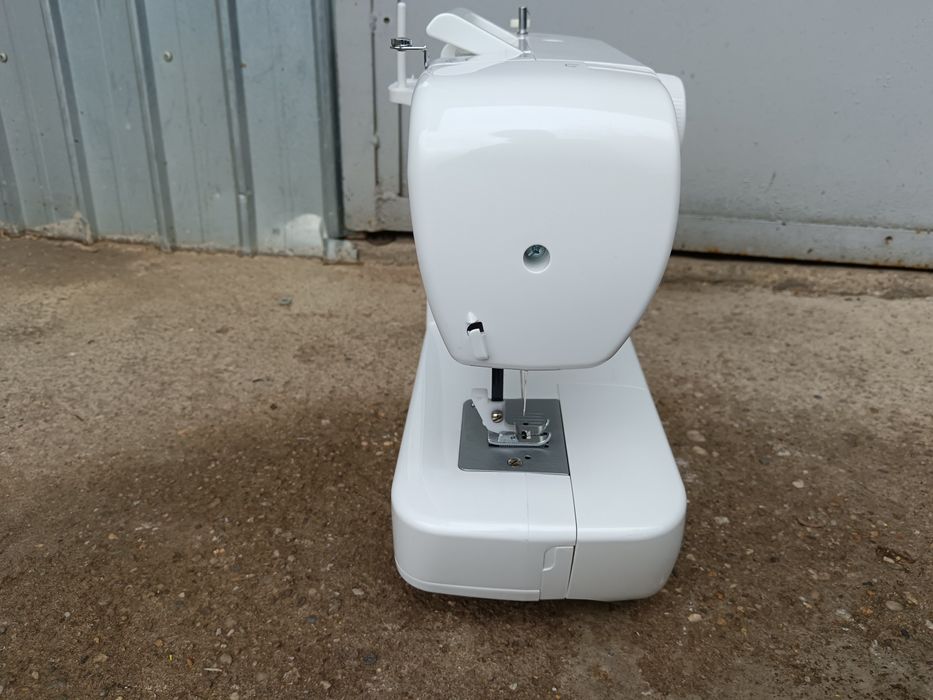 Mașina de cusut, SINGER 1306, cu pedală