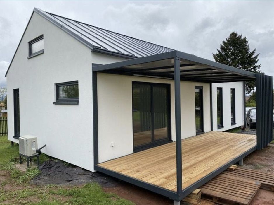 Vand casa pe structura metalica de locuit