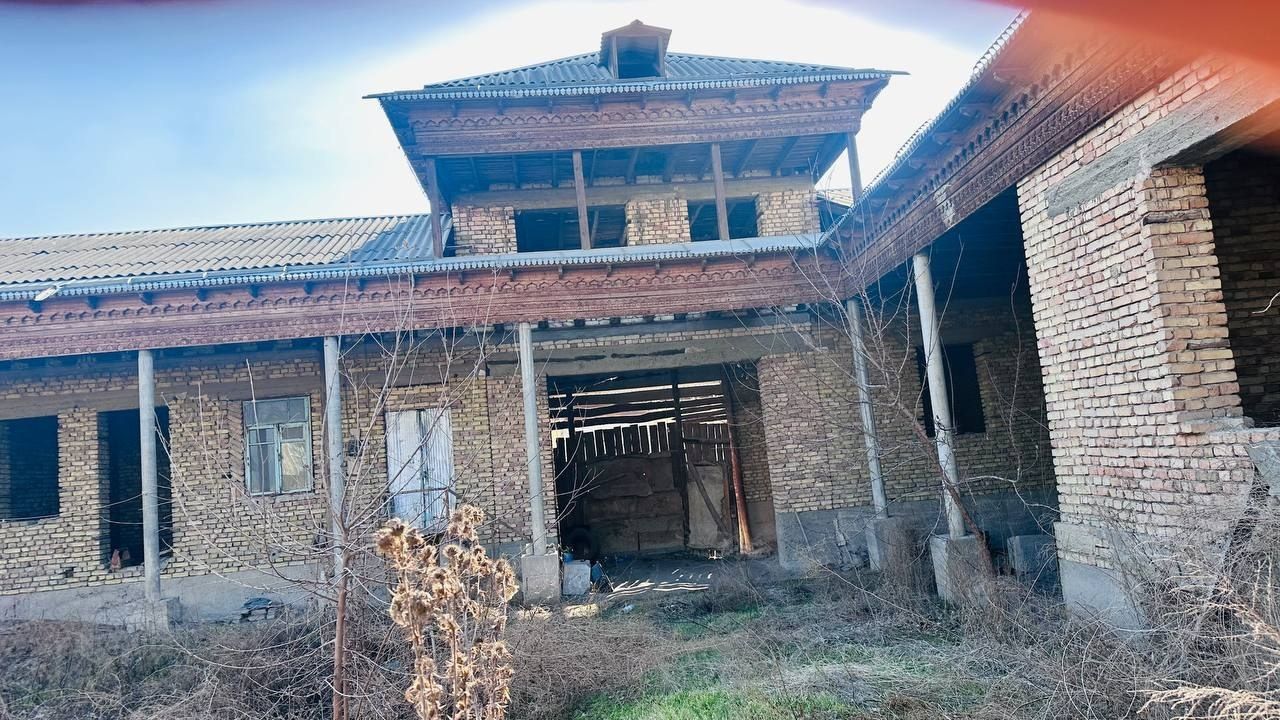 Андижон шахрихон йу'лида битмаган коробка ховли сотилади