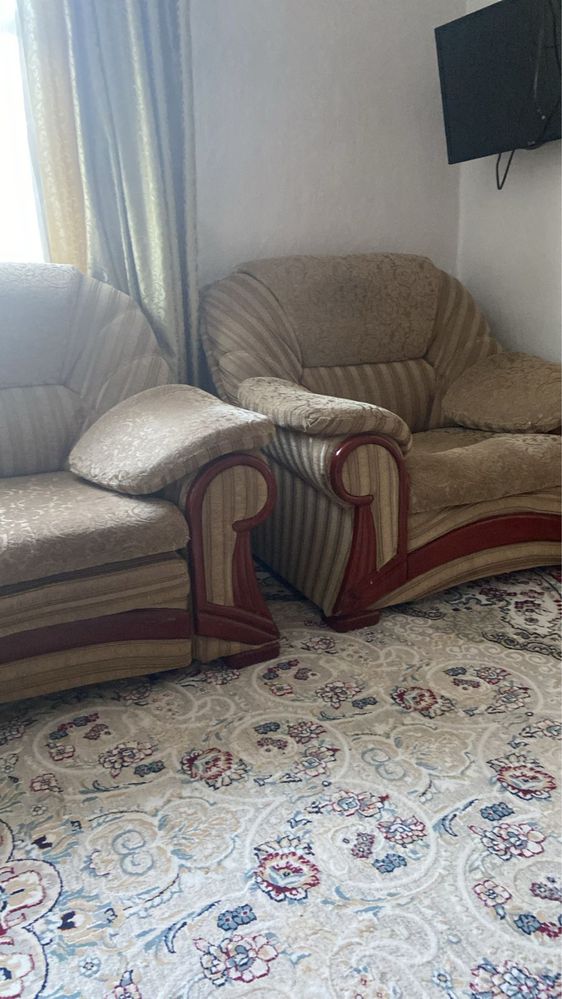 Срочно!!!Продам диван, софу и два кресло.