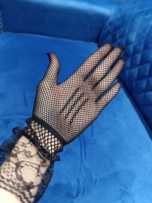 Роскошные женские перчатки в белом и черном цвете