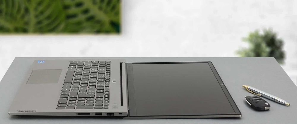 Laptop Lenovo Procesor i5 Memorie 16GB SSD 512GB diagonala 15.6 Nou