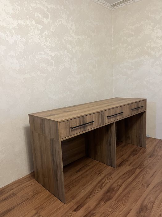 Продам рабочий стол из лдсп эггер «Дуб шерман коньяк»