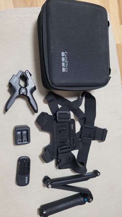 Accesorii Gopro: geanta, prindere piept, clema, trepied,  clește și în