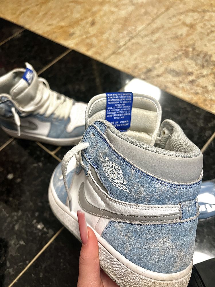 Air Jordan 1 Retro High "Hyper Royal"