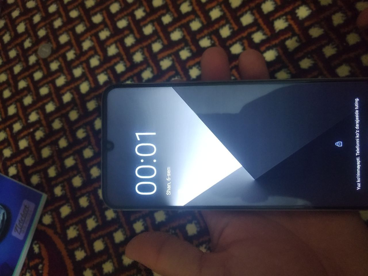 Srochni telefon sotiladi