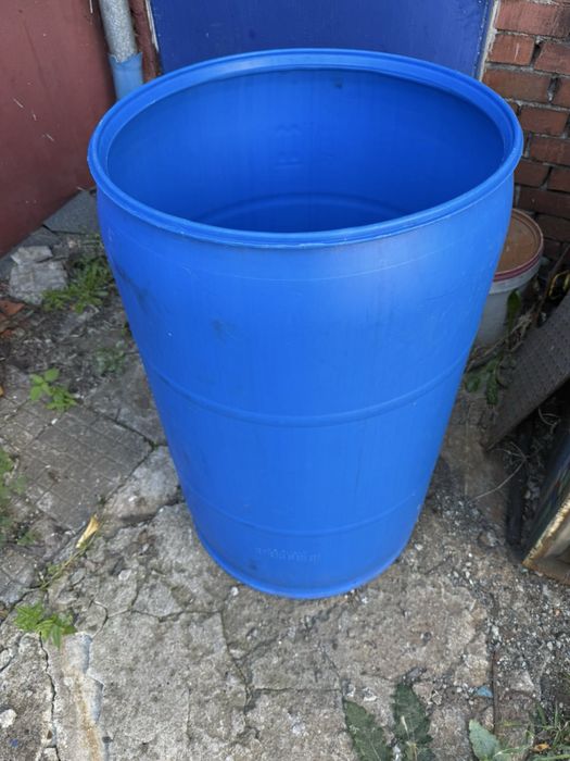 Пластмасови бидони с капаци и гривни