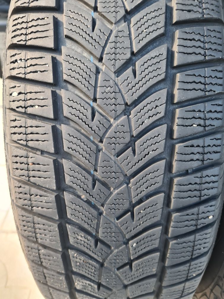 2бр. Зимни Гуми 215/65/17 99V  Goodyear