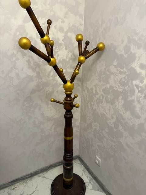 Большое красивое зеркало и стильная вешалка