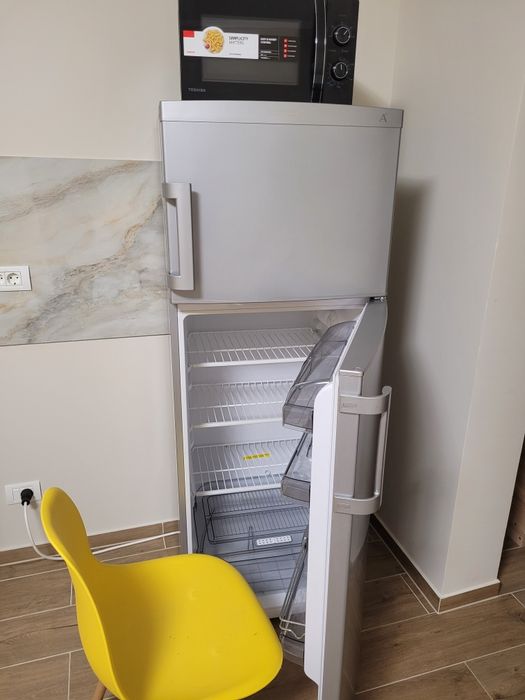 Vând frigider cu congelator