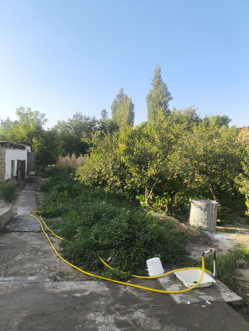 Hovli uy sotiladi