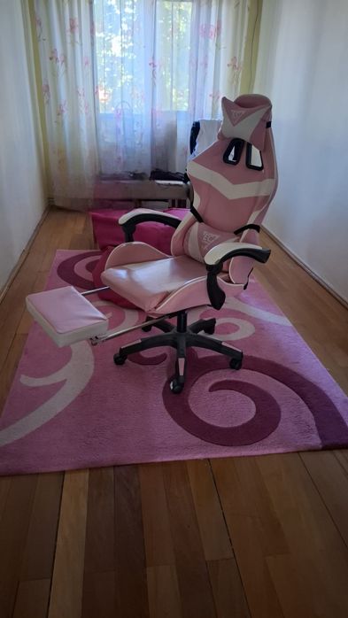 Scaun gaming roz cu suport picioare