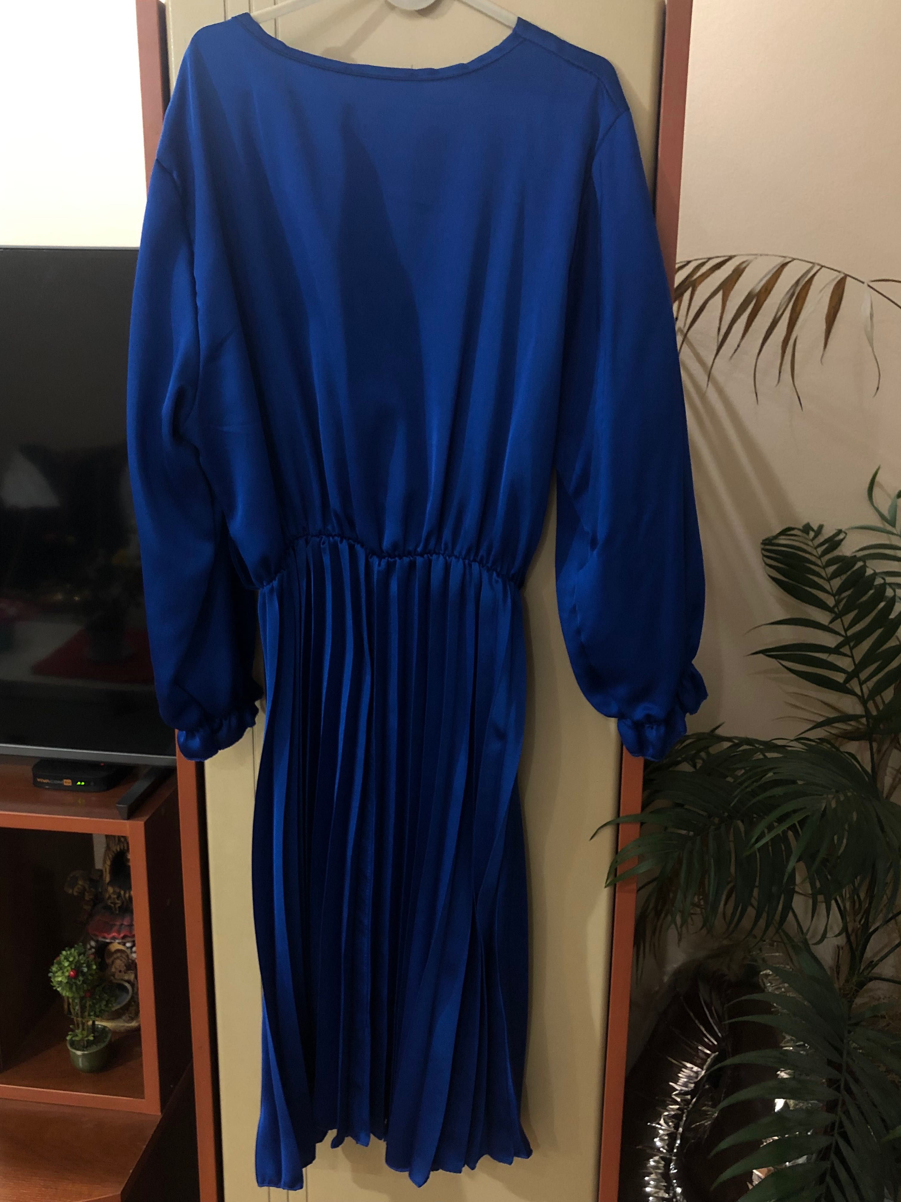 Къса тъмно синя рокля