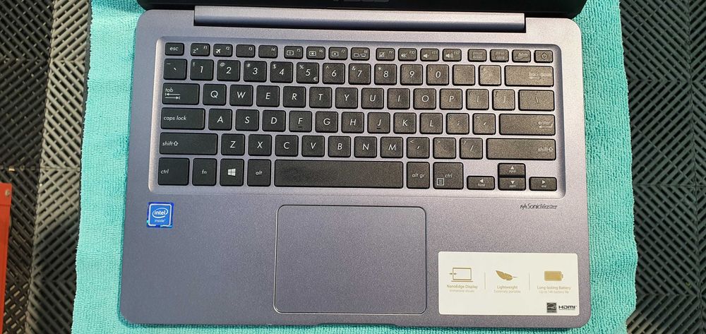 Laptop ASUS E406M