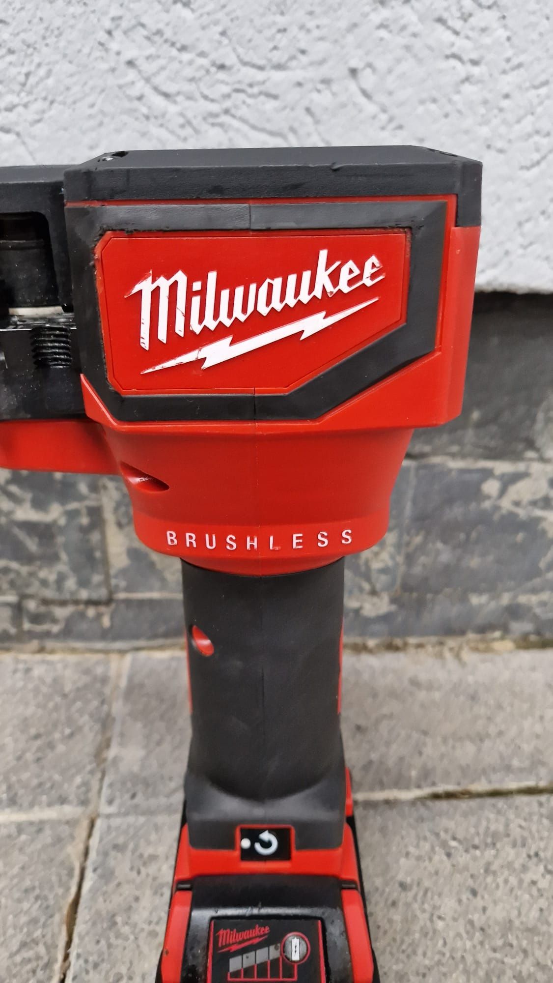 Milwaukee masina de taiat bara filetanta pe acumulatori