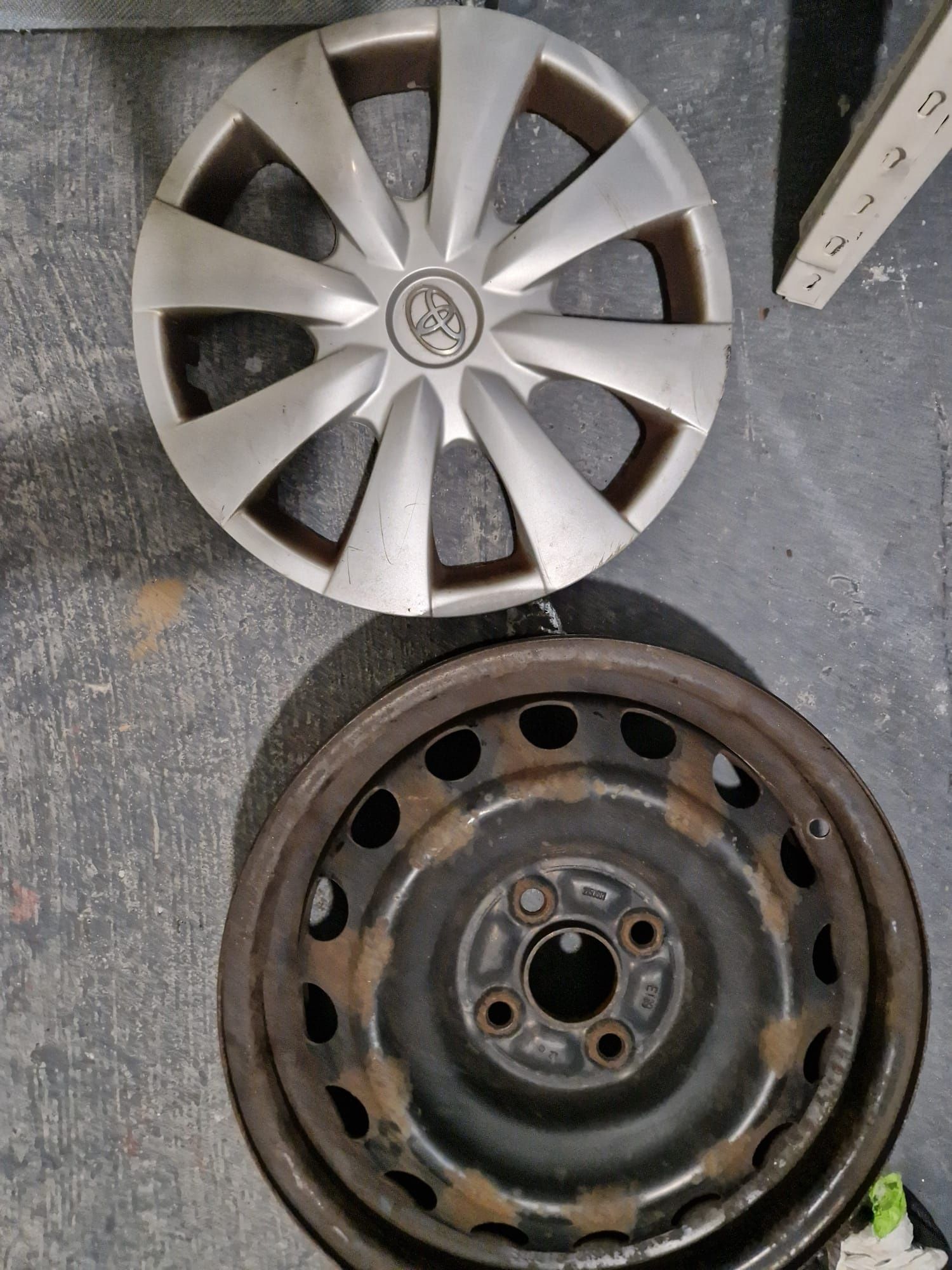 Jante din tabla 15"  in 4prez și anvelope vara 175/65/15, Toyota Yaris